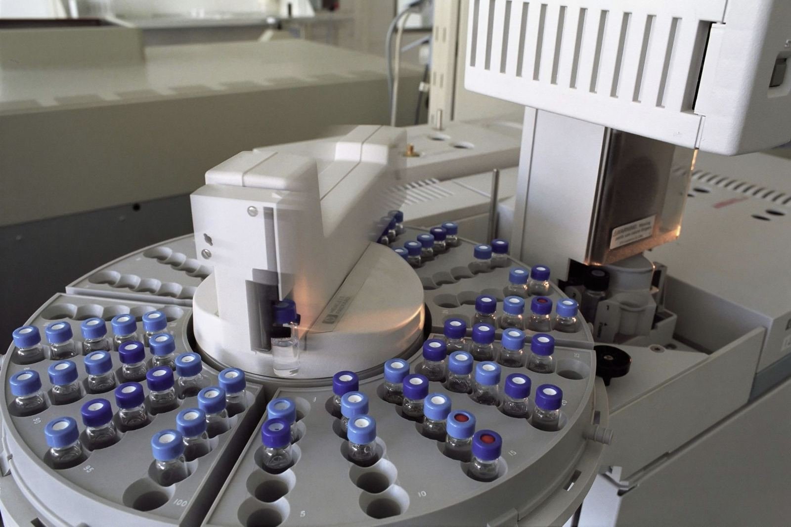 Analizador de laboratorio automatizado cargado con viales de muestras