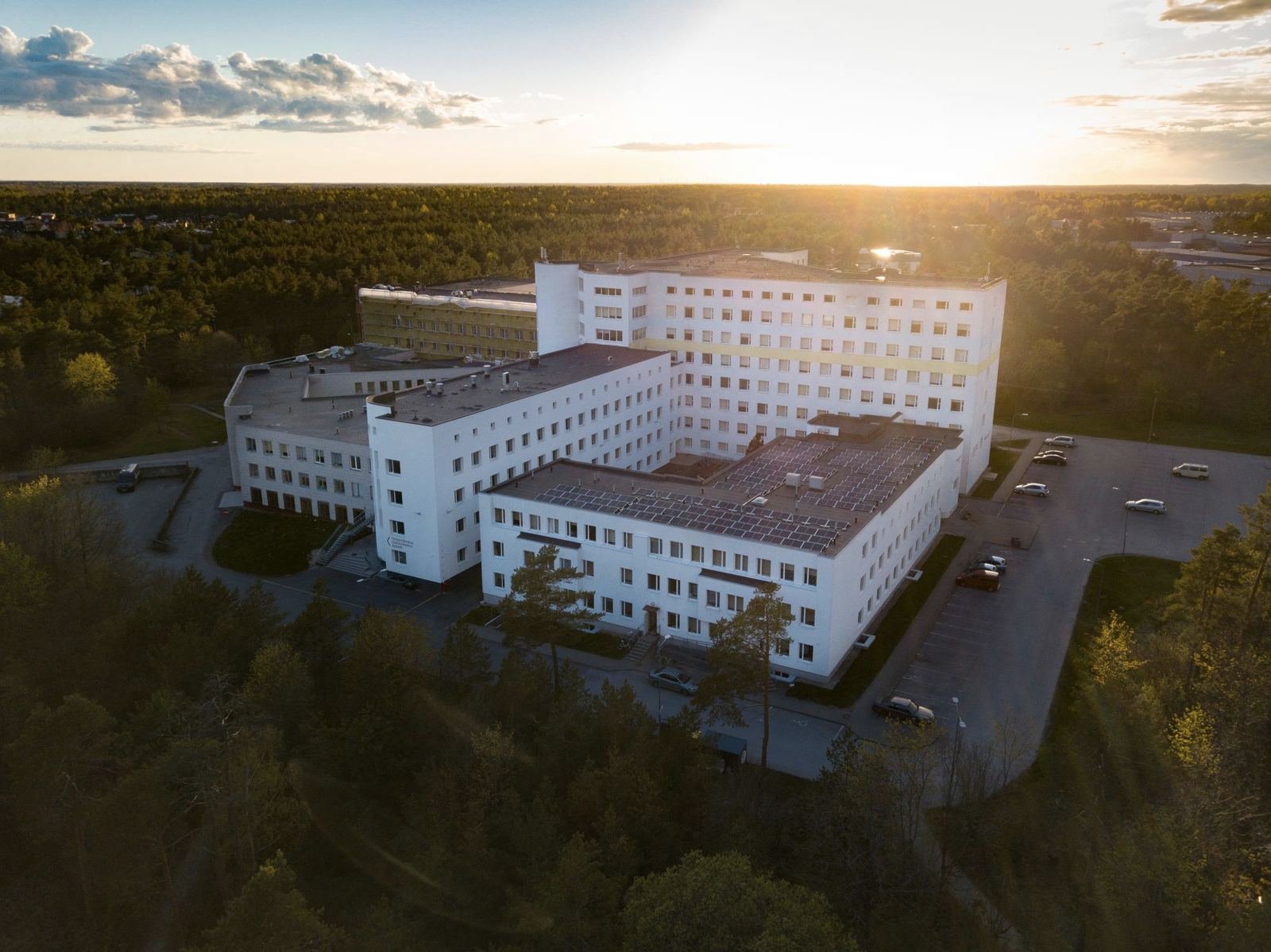 Vista aérea de un complejo hospitalario moderno